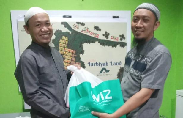 Persiapan Ramadan, Wahdah Makassar Berbagi Bingkisan untuk Guru Mengaji