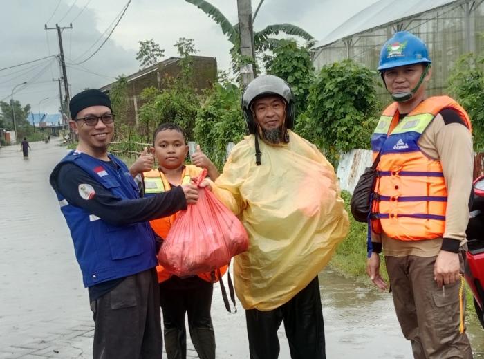 Wahdah Makassar Salurkan Ratusan Paket Makanan ke Pengungsian Warga Korban Banjir