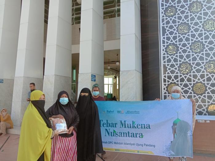 Muslimah Wahdah Makassar Salurkan 350 Mukenah Ke Kaum Yatim dan Dhuafa