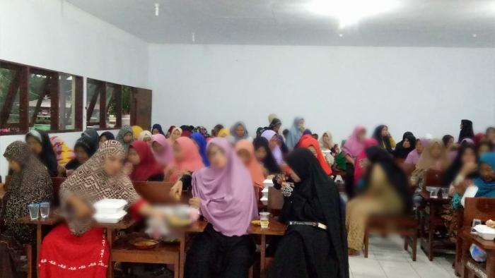 Muslimah Wahdah Ajak Masyarakat Pulau Barang Lompo Buka Bersama